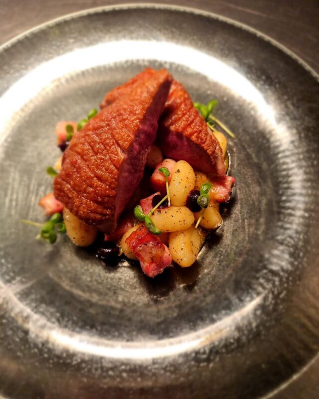 Duck breast, rosemary gnocchi, apricot purée, aged balsamic, beetroot drizzle 😍
.
.
.
#slaterscountryinn #staffordshirefood #visitstaffordshire #newcastleunderlyme #countrypub #staffordshirefoodanddrink #eatstoke #Eccleshall #staffordshirefoodblogger #staffordshirefoodie #countrypubs #staffordshirefoodies #chefsspecials #eatingout #foodporn #intenseflavour
